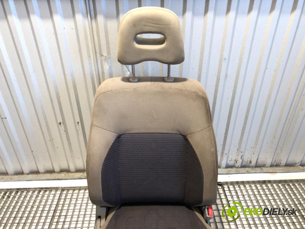 NISSAN X-TRAIL T30 SUV 2006 100 kW 2.2 dCi 4x4 2184 sedadlo pravý přední část