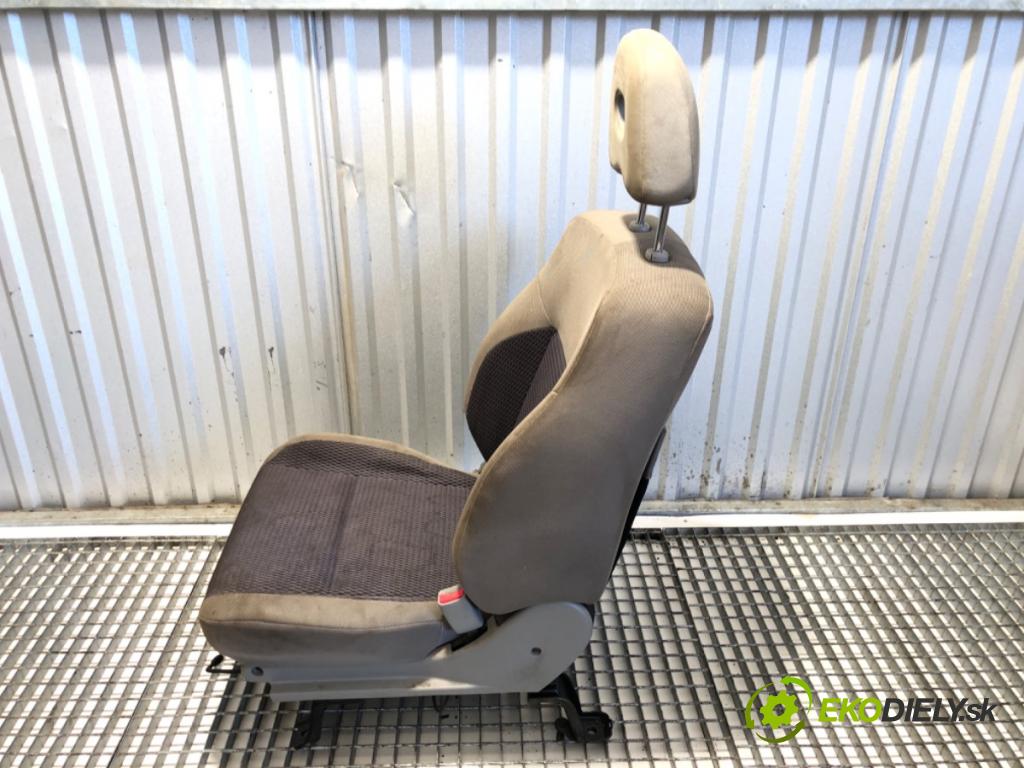 NISSAN X-TRAIL T30 SUV 2006 100 kW 2.2 dCi 4x4 2184 sedadlo pravý přední část