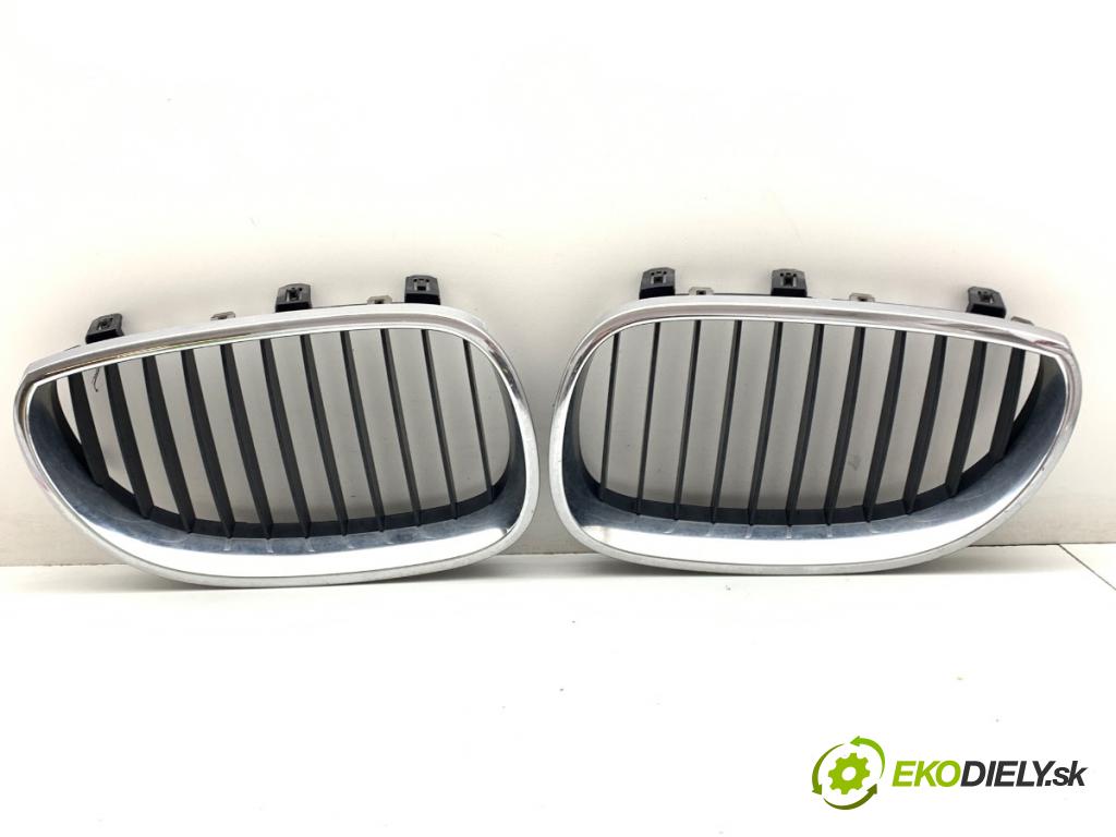 BMW E60 sedan 2004 160 kW 530 d 2993 mřížka maska 7027062 (Přední mřížka (maska chladiče))