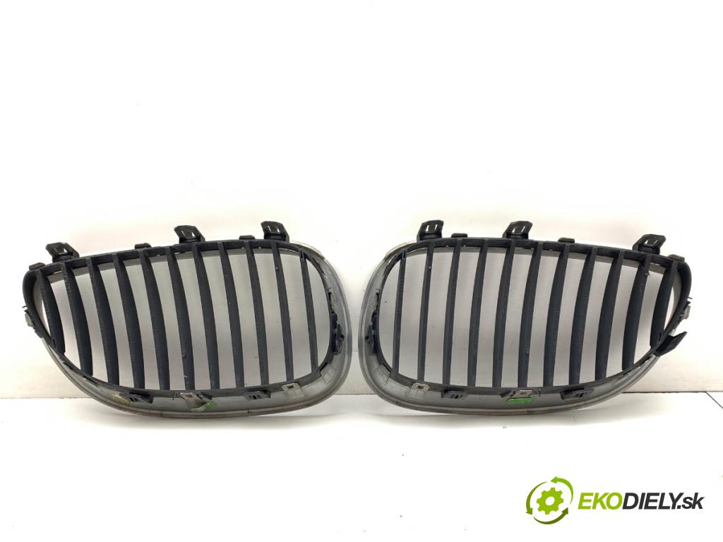 BMW E60 sedan 2004 160 kW 530 d 2993 mřížka maska 7027062 (Přední mřížka (maska chladiče))