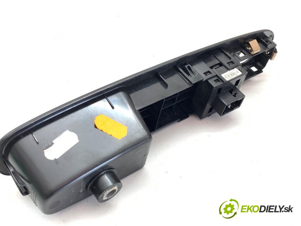 FIAT GRANDE PUNTO liftback 2015 55 kW 1.3 D Multijet 1248 přepínač oken  (Páčky pod volantem)