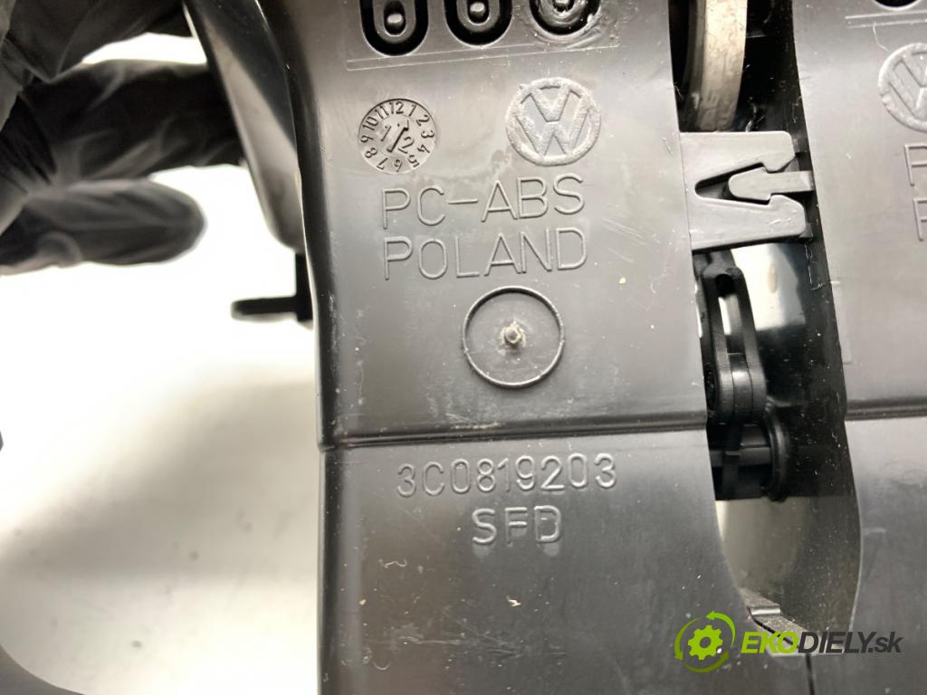 VW PASSAT B7 Kombi 2012 125 kW 2.0 TDI 1968 Mriežky kúrenia zad 3AA819203