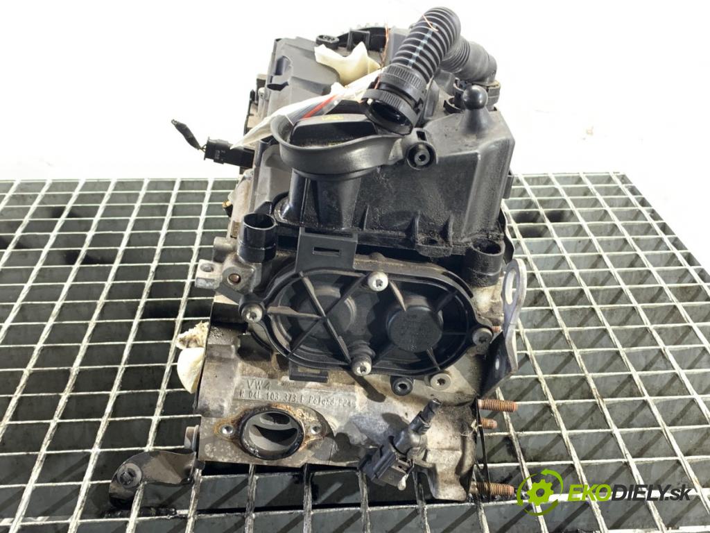 VW GOLF VII Kombi 2015 81 kW 1.6 TDI 1598 hlava válců 04L103292F (Hlava válců)