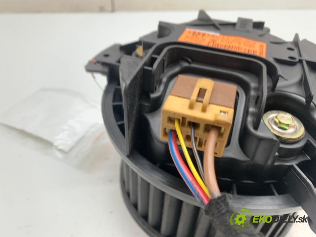 AUDI A4 B7 Kombi 2006 103 kW 2.0 TDI 1968 ventilátor kúrenia 8E1820021E