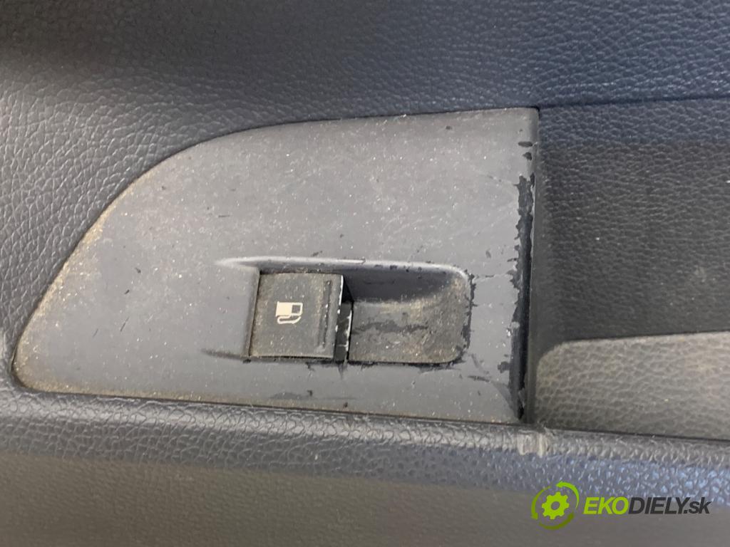 VW GOLF V liftback 2004 66 kW 1.4 FSI 1390 čalúnenie Dvere ľavy predný