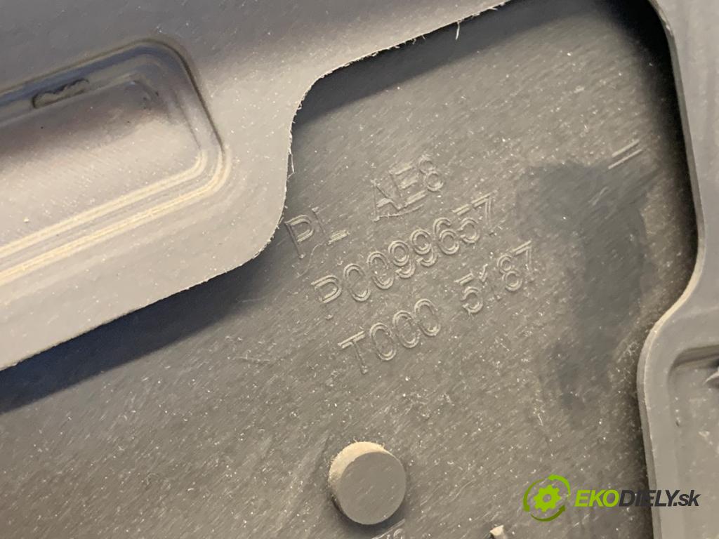 VW GOLF V liftback 2004 66 kW 1.4 FSI 1390 čalúnenie Dvere ľavy predný