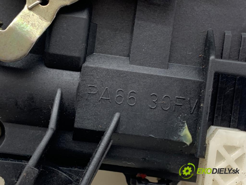 VW GOLF V liftback 2004 66 kW 1.4 FSI 1390 zámok dveře pravý zadní část