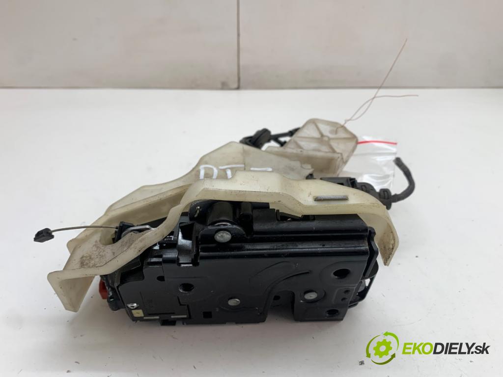 VW GOLF V Kombi 2007 75 kW 1.6 1595 zámok Dvere pravy zad 