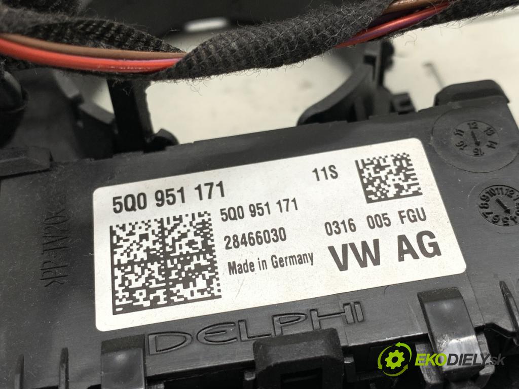 SKODA OCTAVIA III liftback 2015 81 kW 1.6 TDI 1598 světlo stropní 5Q0951171