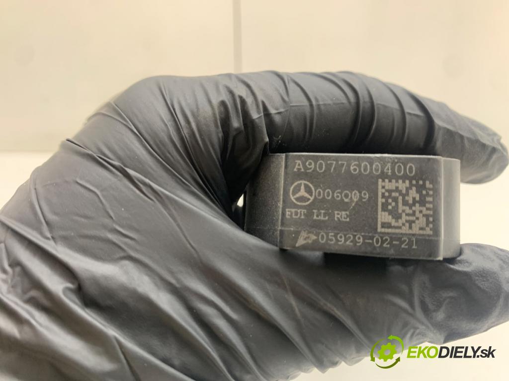 MERCEDES-BENZ eSPRINTER Skrzynia Skrzynia 2021 85 kW Electric (910.633)  Kľučka vonkajšia pravy predný A9077600400