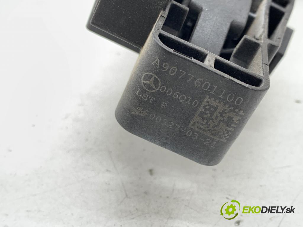 MERCEDES-BENZ eSPRINTER Skrzynia Skrzynia 2021 85 kW Electric (910.633)  Kľučka vonkajšia Dvere posúvne pravá A9077601100