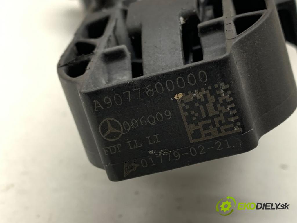 MERCEDES-BENZ eSPRINTER Skrzynia Skrzynia 2021 85 kW Electric (910.633)  Kľučka vonkajšia ľavy predný A9077600000
