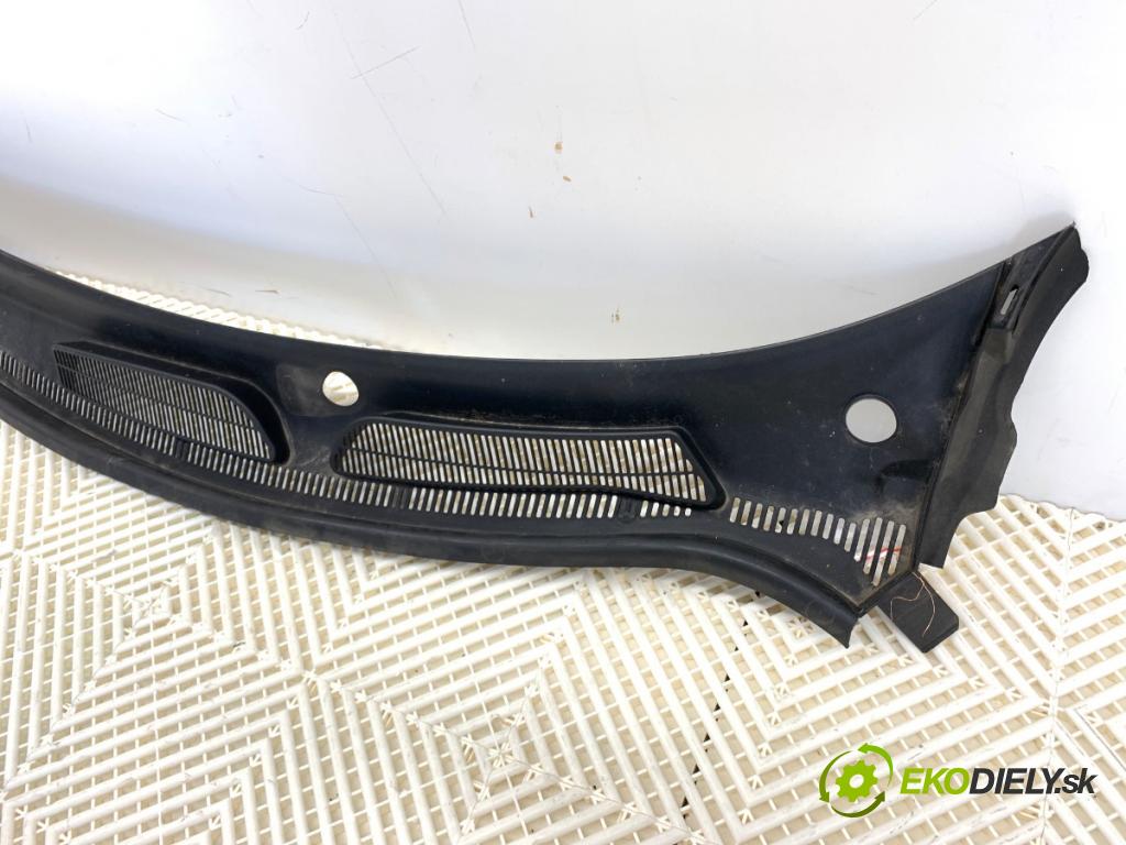 FORD FIESTA MK7 liftback 2015 60 kW 1.25 1242 torpédo plast pod čelní okno 8A61-A02216-AE (Plast pod čelním sklem)