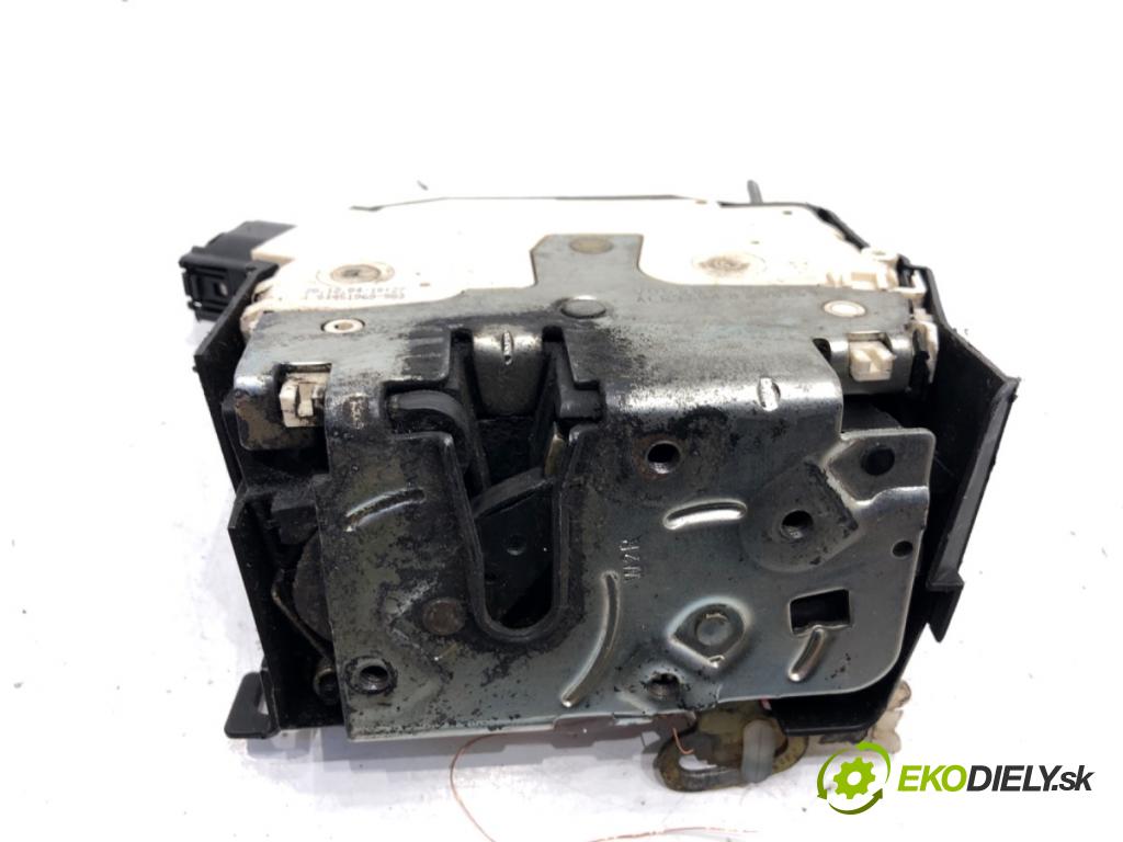 MINI R50 R53 liftback 2005 66 kW One 1598 zámok Dvere pravy predný 
