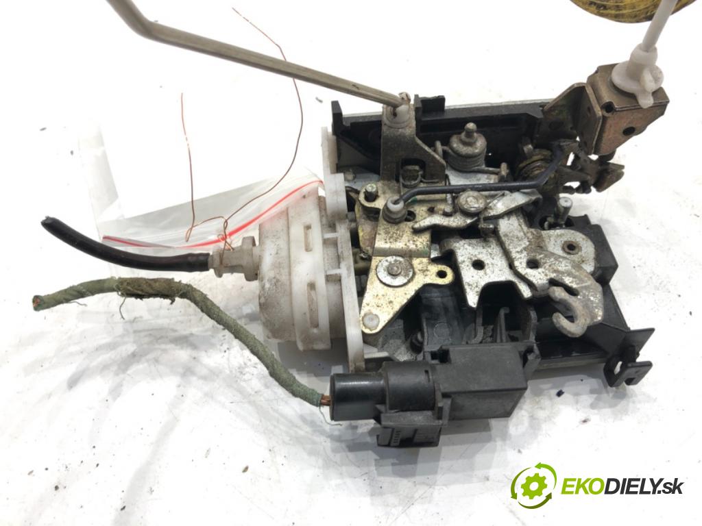 AUDI A3 8L liftback 2000 132 kW 1.8 T 1781 zámok dveře pravý přední část