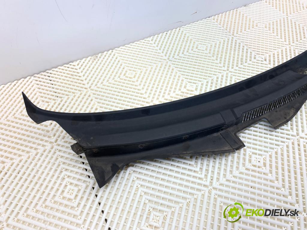 VW GOLF IV liftback 1999 66 kW 1.9 TDI 1896 torpédo plast pod čelní okno  (Plast pod čelním sklem)