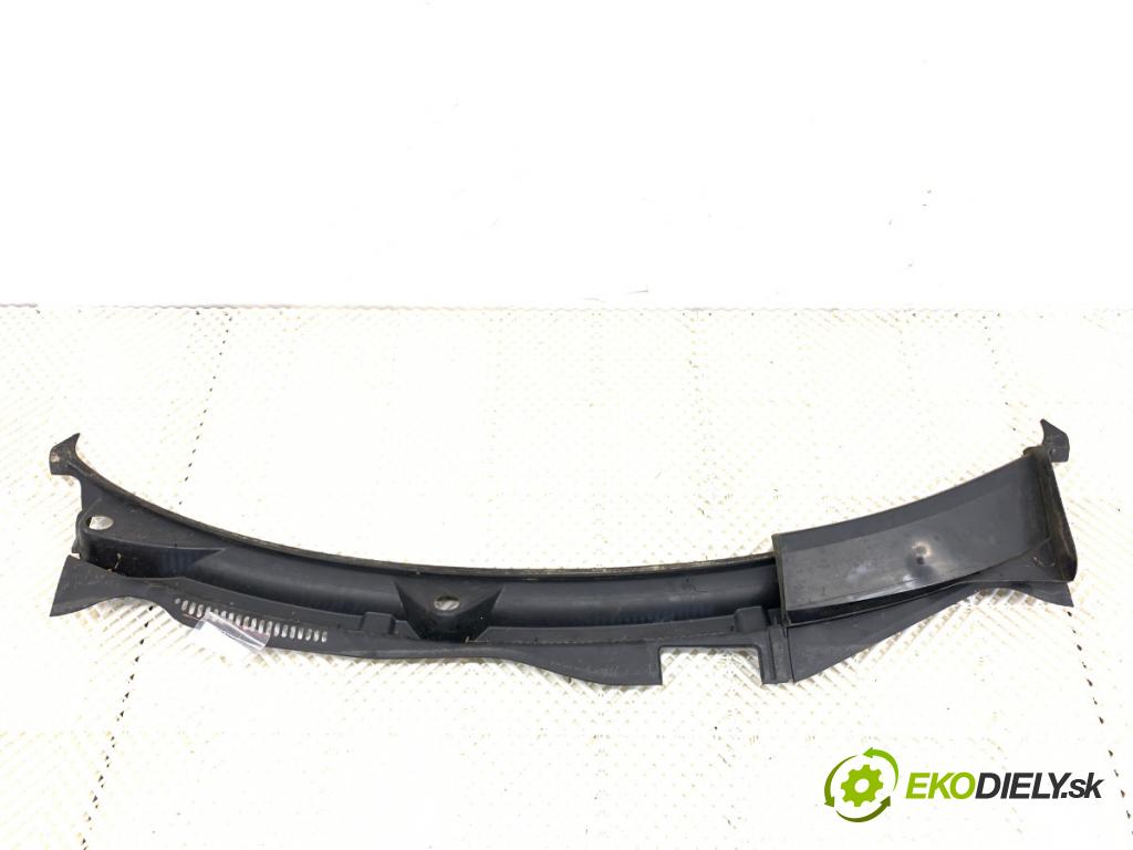 VW GOLF IV liftback 1999 66 kW 1.9 TDI 1896 torpédo plast pod čelní okno  (Plast pod čelním sklem)