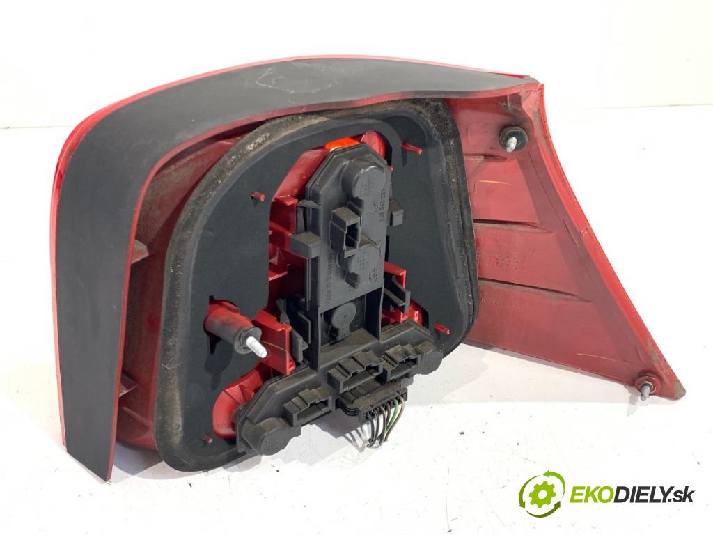 VW GOLF IV liftback 1999 66 kW 1.9 TDI 1896 Svetlo ľavy zad