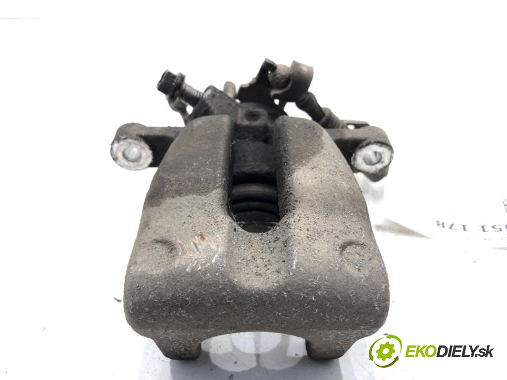 OPEL ASTRA H liftback 2005 77 kW 1.6 (L48) 1598 brzdič třmen levý zadní část 