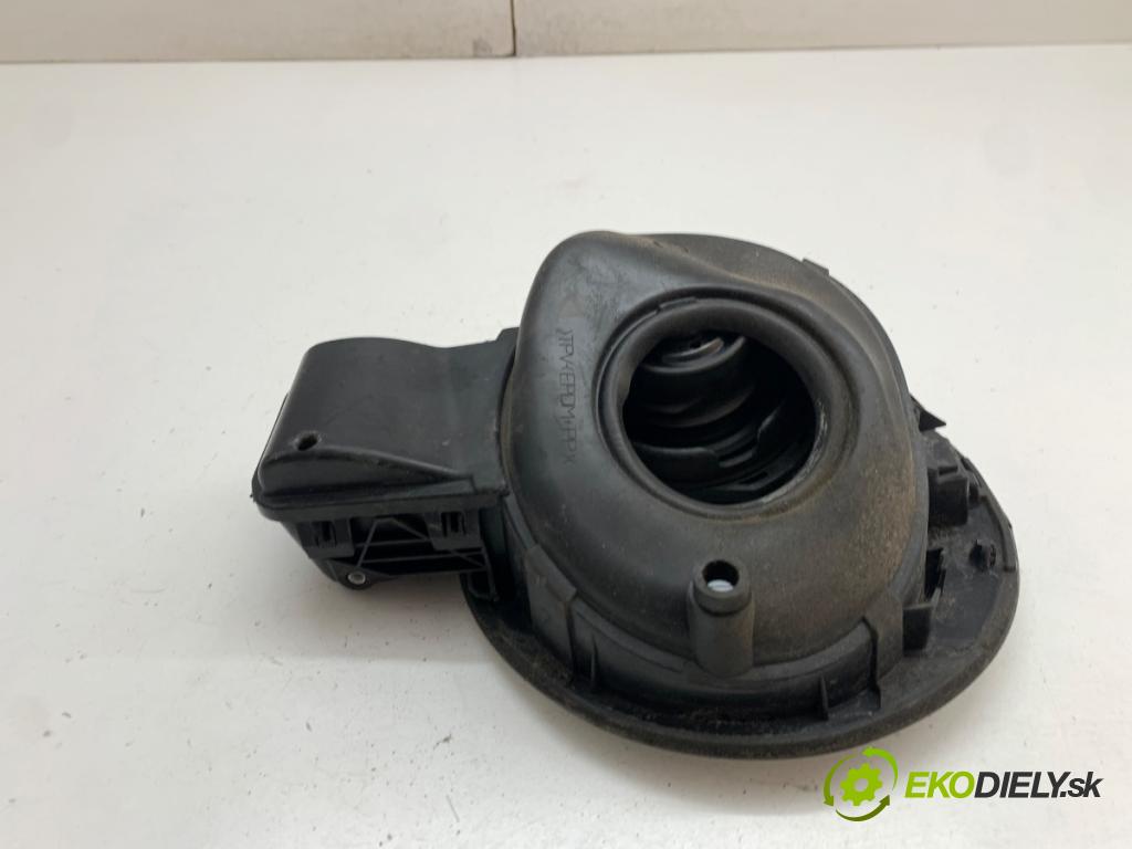 SEAT IBIZA IV liftback 2010 63 kW 1.4 1390 dvířka nádrže paliva  (Klika dveří ostatní)