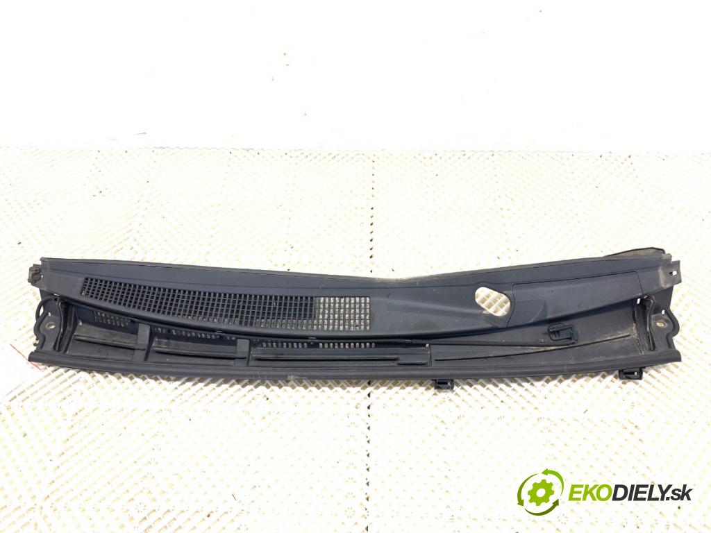 TOYOTA YARIS III liftback 2011 51 kW 1.0 (KSP130_) 998 Torpédo, plast pod čelné okno 55783-0D140 (Torpédo (plast pod čelným sklom))