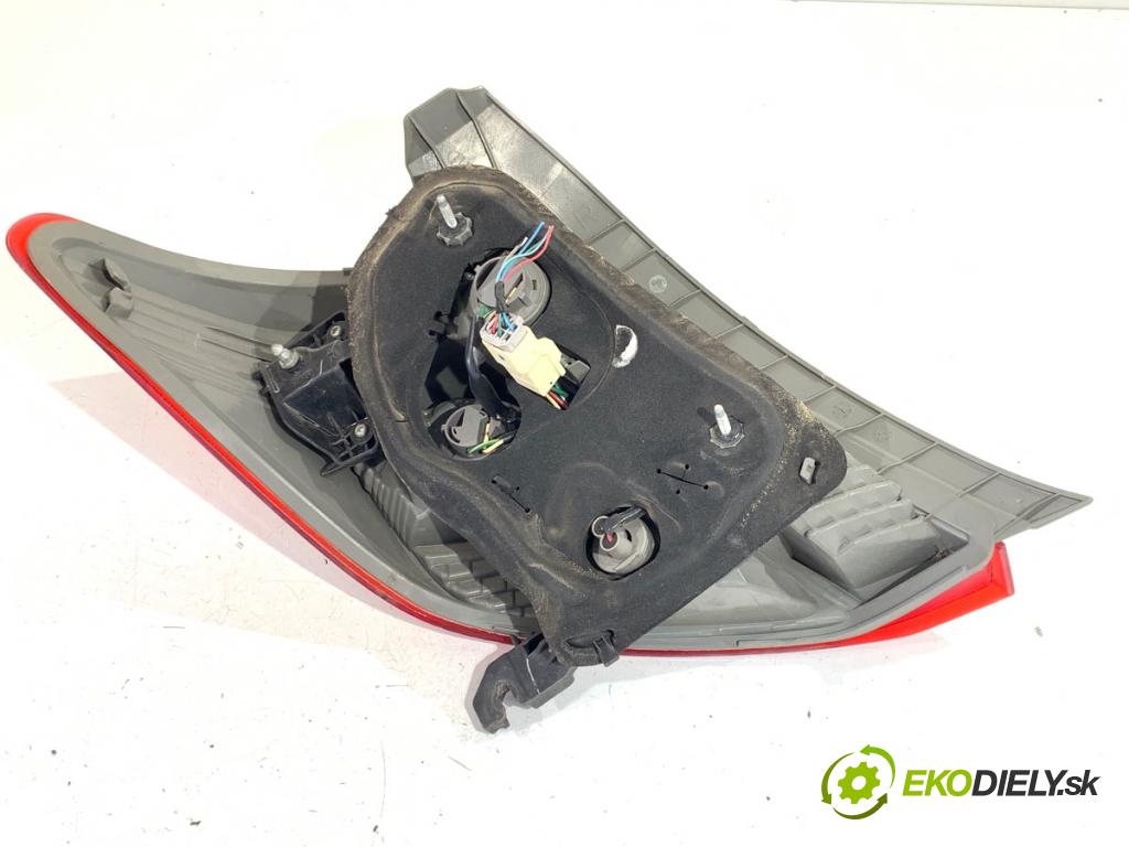 TOYOTA YARIS III liftback 2011 51 kW 1.0 (KSP130_) 998 Svetlo pravy zad