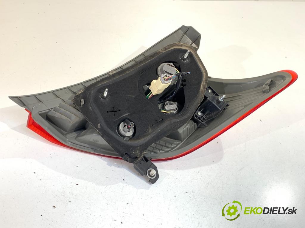 TOYOTA YARIS III liftback 2011 51 kW 1.0 (KSP130_) 998 Svetlo ľavy zad