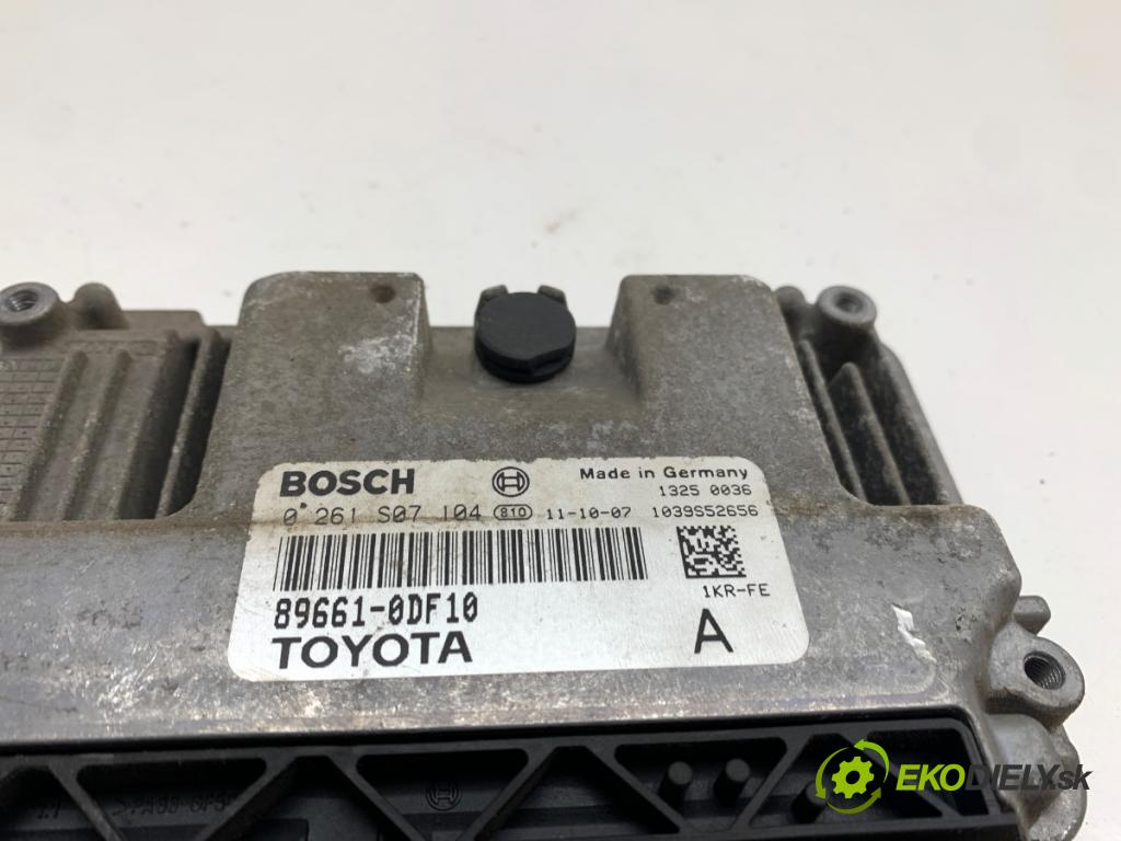 TOYOTA YARIS III liftback 2011 51 kW 1.0 (KSP130_) 998 řídící jednotka motora 89661-0DF10 (Řídicí jednotka)