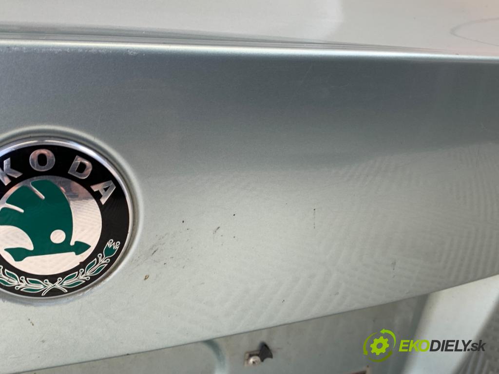 SKODA OCTAVIA II liftback 2011 90 kW 1.4 TSI 1390 kapota zadní část 9559