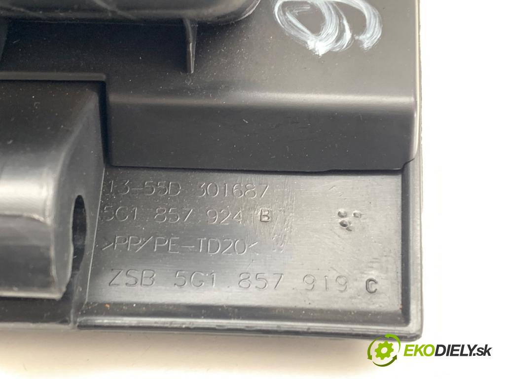 VW GOLF VII Kombi 2013 110 kW 2.0 TDI 1968 Priehradka, kastlík volantu 5G1857924B