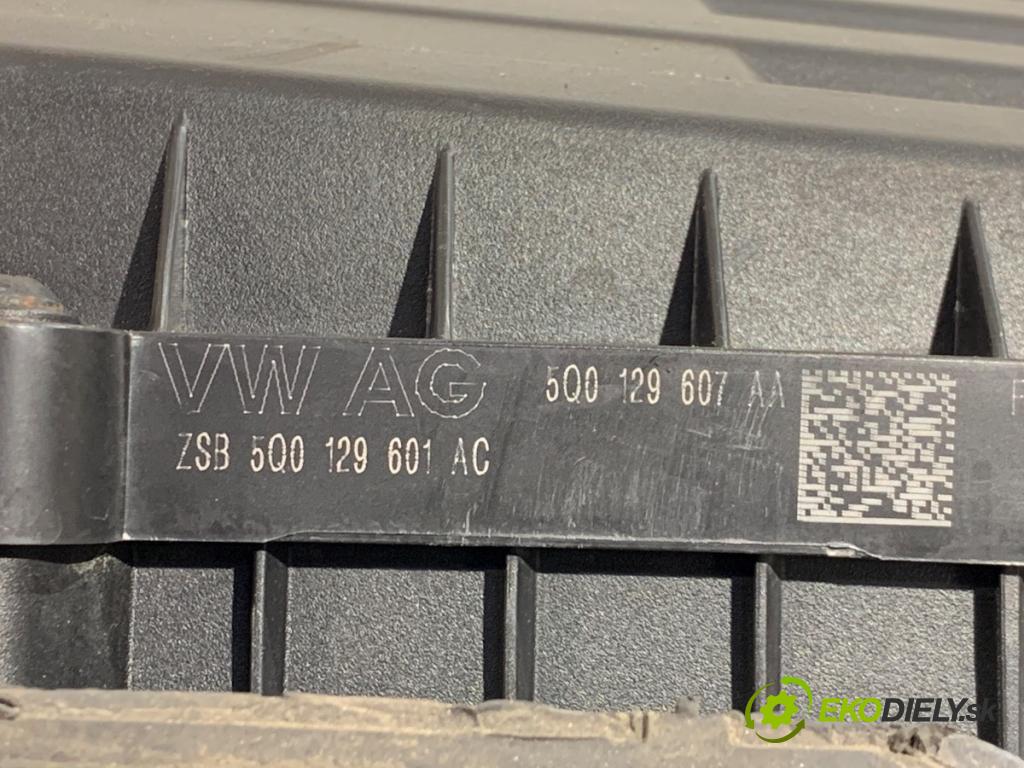 VW GOLF VII Kombi 2013 110 kW 2.0 TDI 1968 Obal filtra vzduchu 5Q0129607AA (Obal vzduchového filtra)