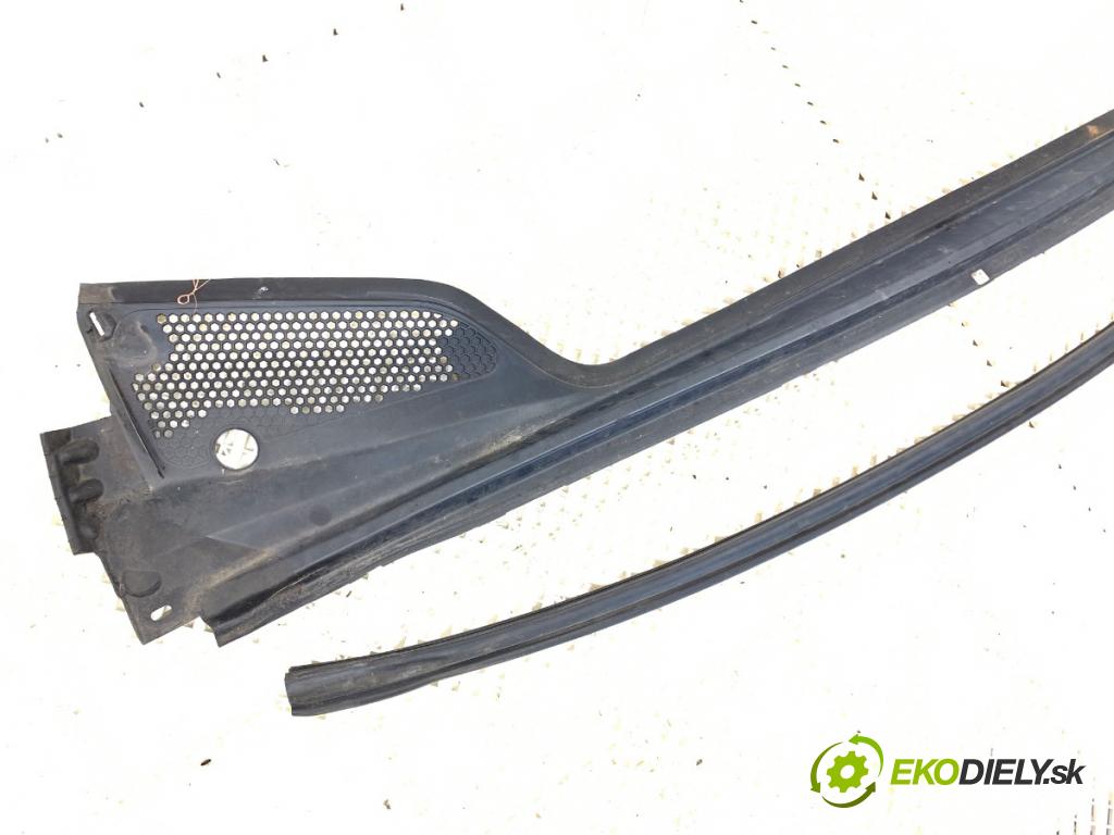 CITROEN C4 II liftback 2011 82 kW 1.6 HDi 110 1560 torpédo plast pod čelní okno 9687956480 (Plast pod čelním sklem)