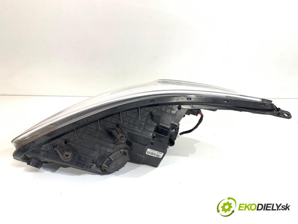 KIA CEED nadwozie zamknięte / kombi 2015 94 kW 1.6 CRDi 1582 světlomet pravý přední část 92102-A2220