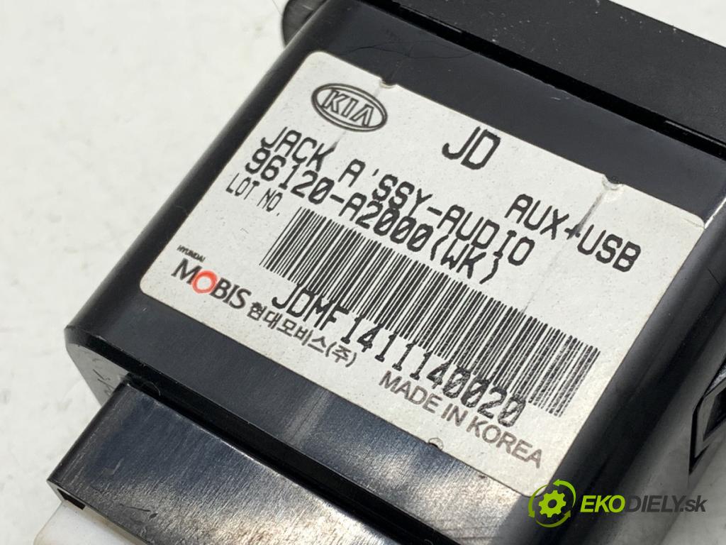 KIA CEED nadwozie zamknięte / kombi 2015 94 kW 1.6 CRDi 1582 HNÍZDO: USB 96120-A2000