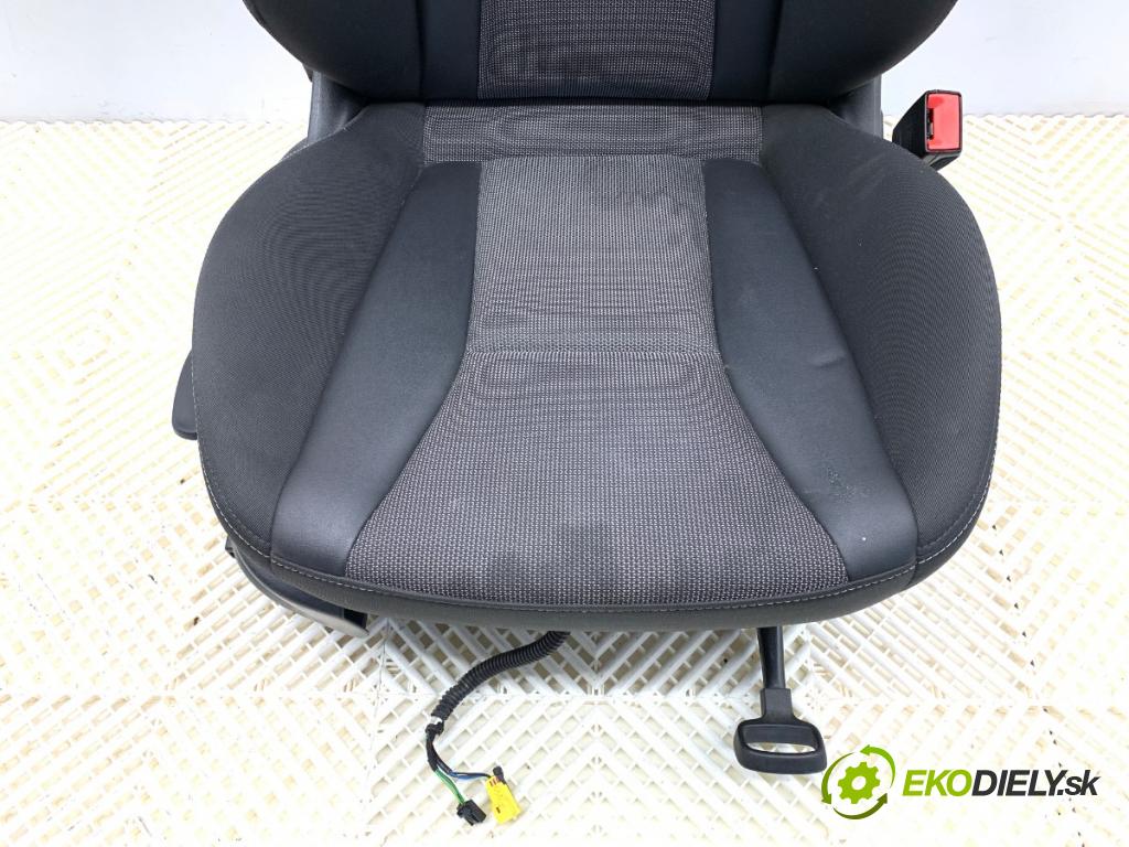 AUDI A1 8X liftback 2011 63 kW 1.2 TFSI 1197 sedadlo pravý přední část
