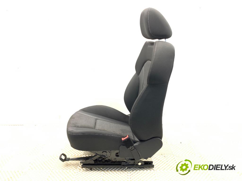 AUDI A1 8X liftback 2011 63 kW 1.2 TFSI 1197 sedadlo pravý přední část