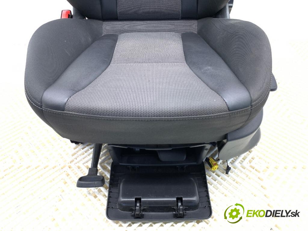 AUDI A1 8X liftback 2011 63 kW 1.2 TFSI 1197 sedadlo levý přední část