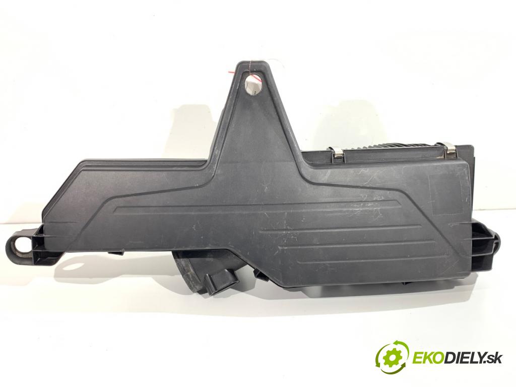 BMW F20 liftback 2011 100 kW 116 i 1598 Obal filtra vzduchu 7597582 (Obal vzduchového filtra)