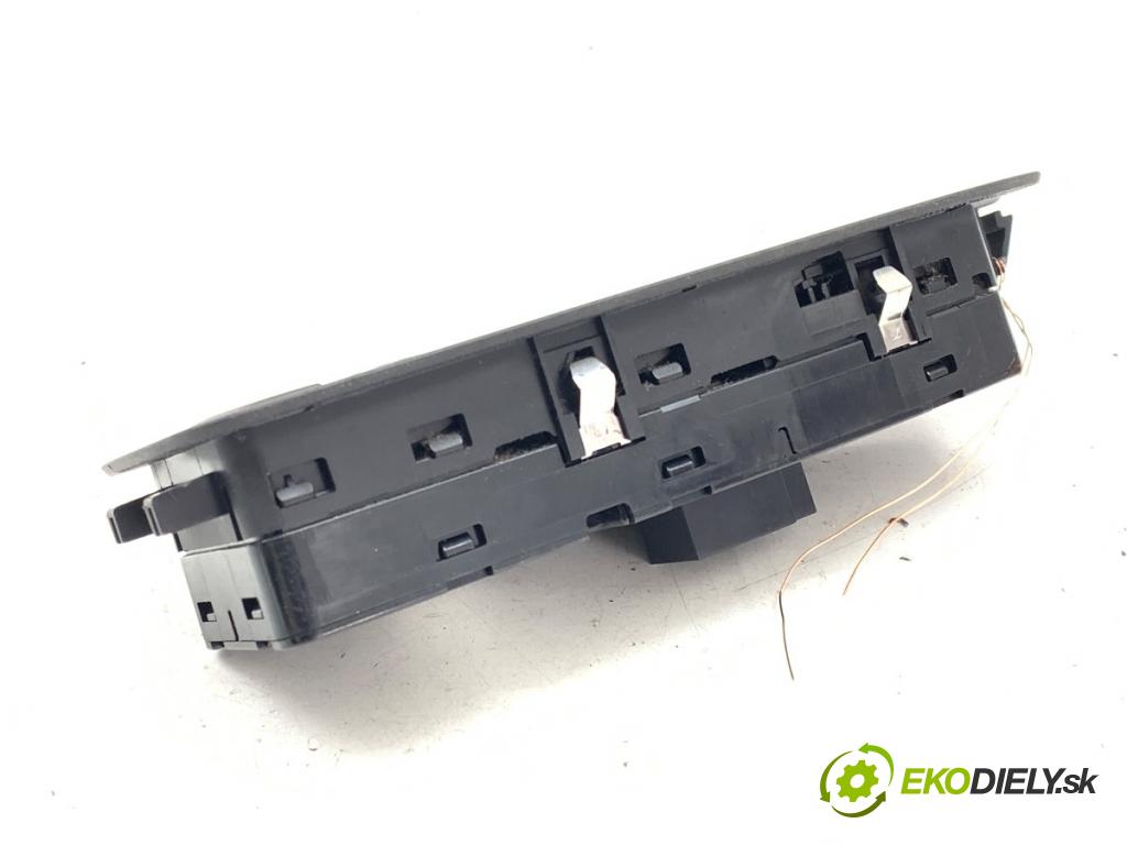 BMW F20 liftback 2011 100 kW 116 i 1598 přepínač oken 9208109 (Páčky pod volantem)