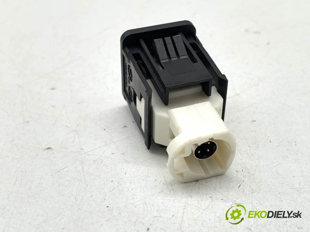 BMW F20 liftback 2011 100 kW 116 i 1598 HNÍZDO: USB 9229294