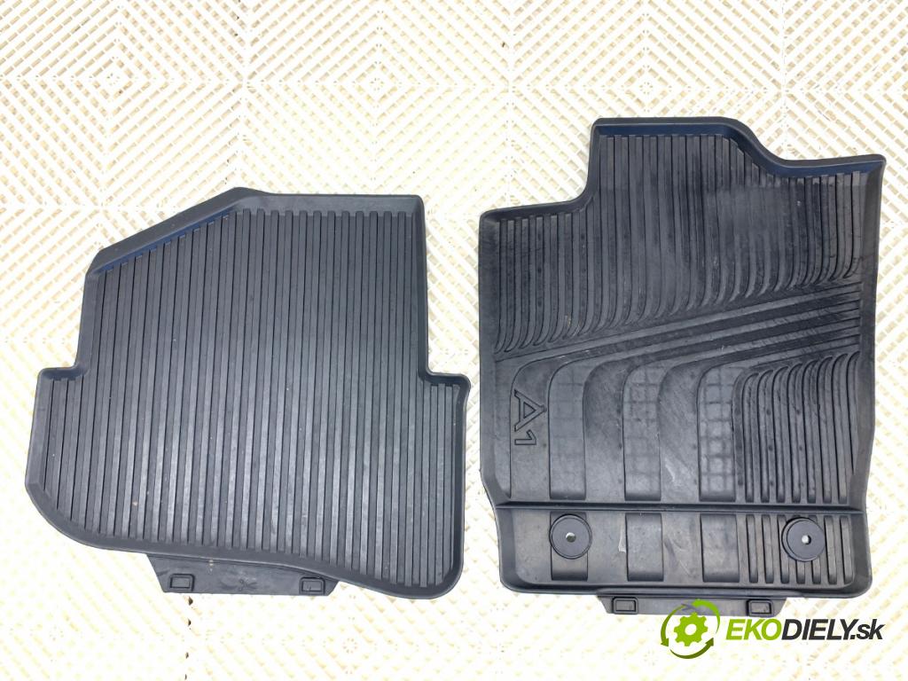 AUDI A1 8X liftback 2011 63 kW 1.2 TFSI 1197 koberček PRYŽ: 8X1061501A