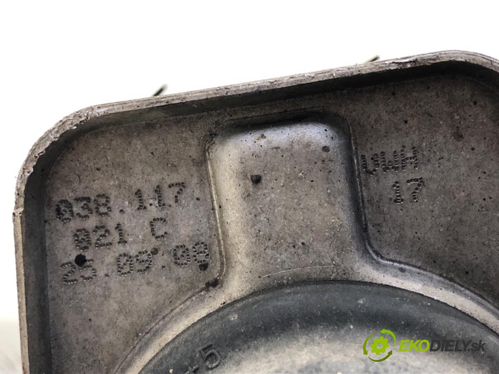 AUDI A4 B8 Kombi 2009 125 kW 2.0 TDI quattro 1968 obal filtra oleje 045115389J (Kryt olejového filtru)