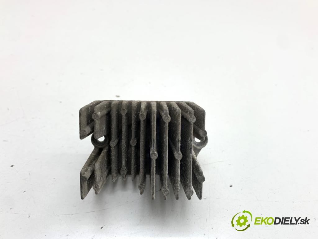 AUDI A1 8X liftback 2011 63 kW 1.2 TFSI 1197 modul LED 2944-2