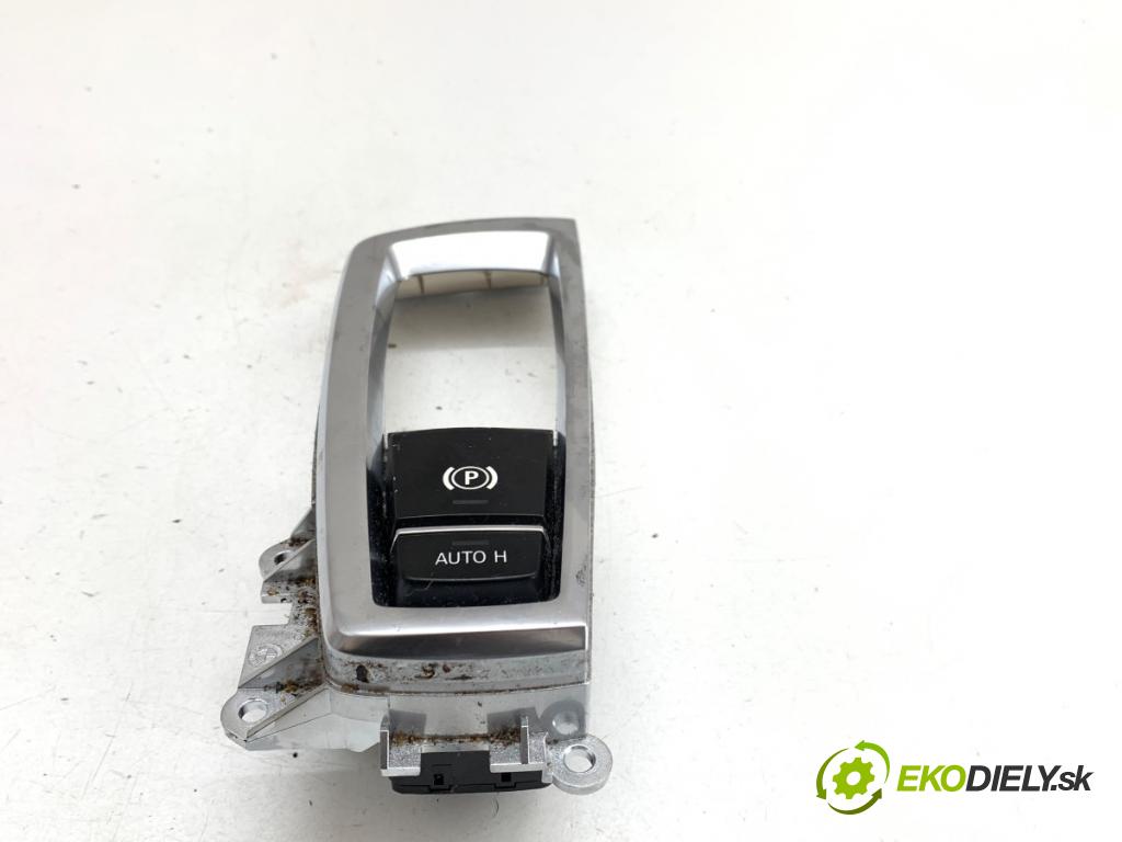 BMW F10 sedan 2011 120 kW 520 d 1995 kulisa brzdy ruční brzdy 9217594