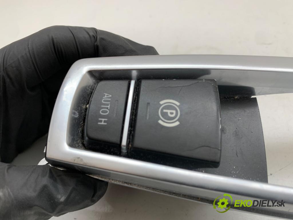 BMW F10 sedan 2011 120 kW 520 d 1995 kulisa brzdy ruční brzdy 9217594