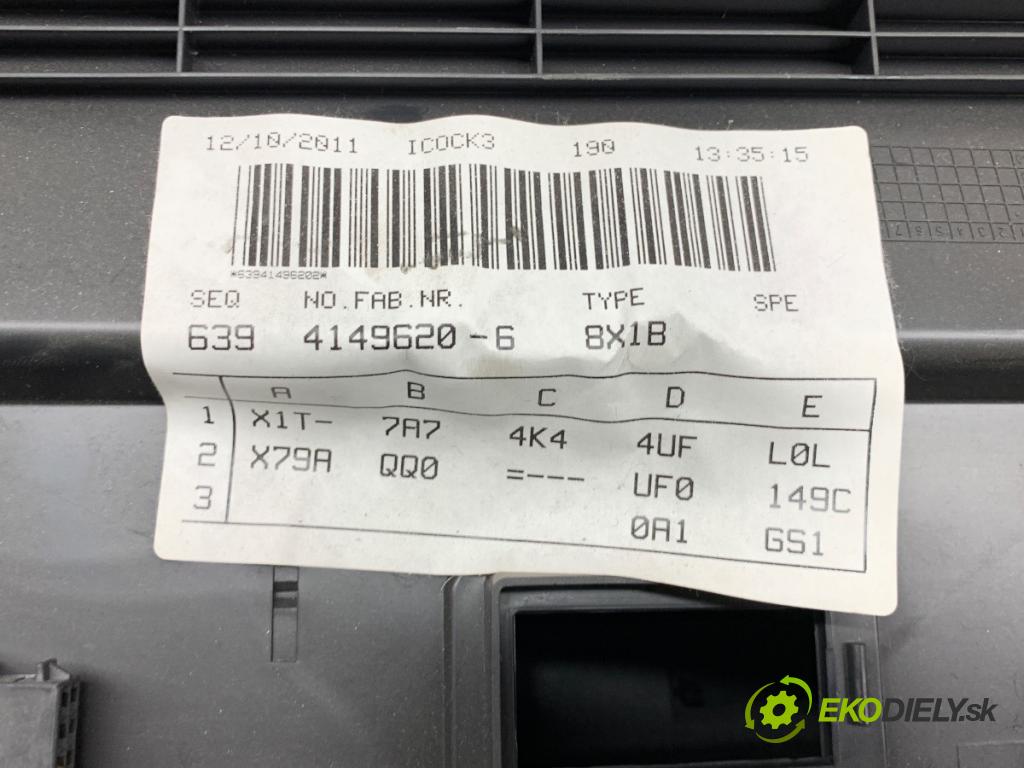 AUDI A1 8X liftback 2011 63 kW 1.2 TFSI 1197 přihrádka kastlík spolujezdce  (Přihrádka (kastlík))