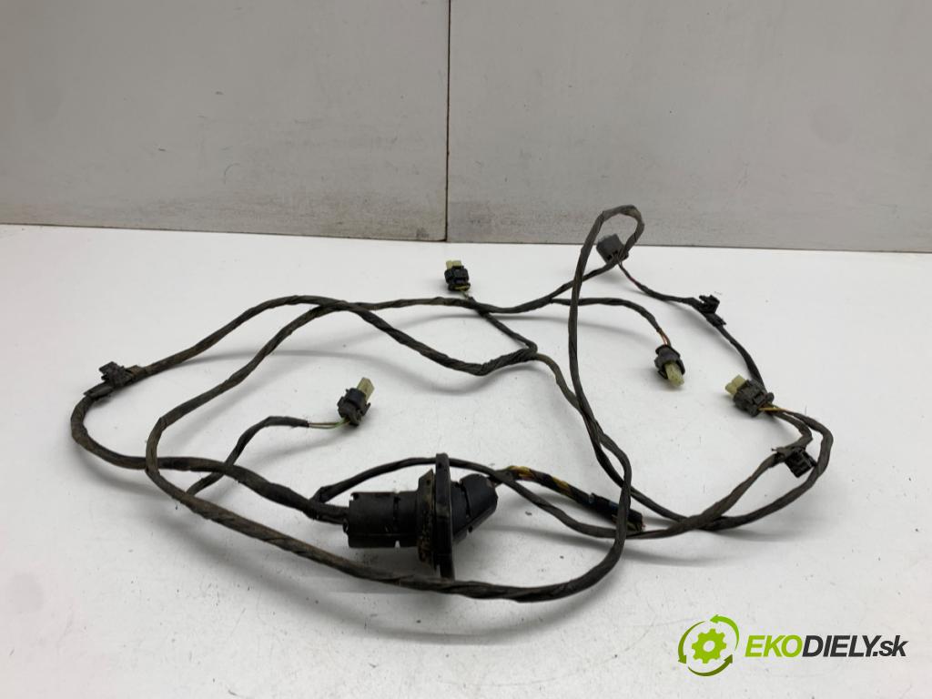 BMW F10 sedan 2011 120 kW 520 d 1995 káblovačka PDC zadní část 