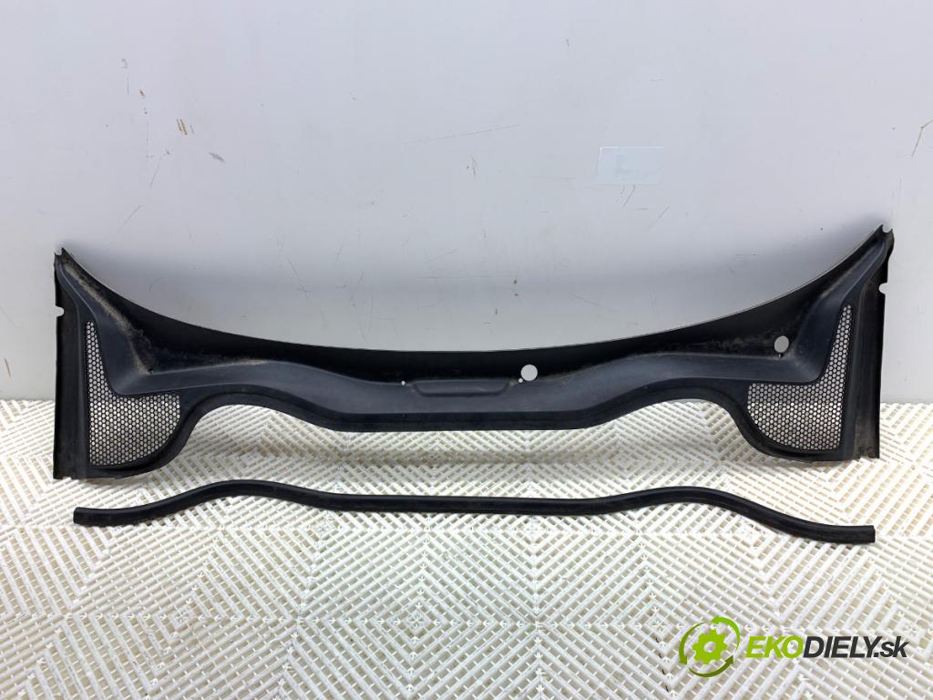 AUDI A1 8X liftback 2011 63 kW 1.2 TFSI 1197 torpédo plast pod čelní okno 8X1819415 (Plast pod čelním sklem)