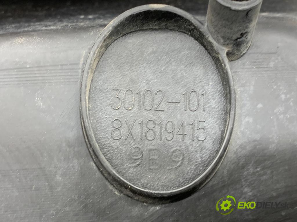 AUDI A1 8X liftback 2011 63 kW 1.2 TFSI 1197 torpédo plast pod čelní okno 8X1819415 (Plast pod čelním sklem)