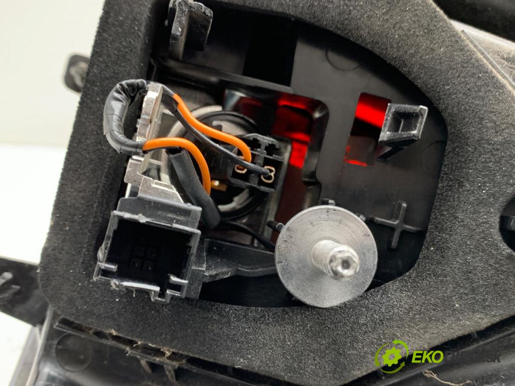PEUGEOT 5008 II nadwozie wielkoprzestrzenne (MPV) 2017 133 kW 2.0 BlueHDi 180 1997 světlo levý zadní část 9811028180